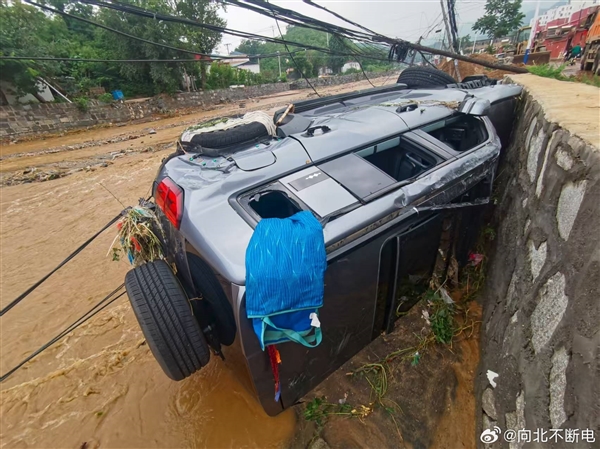 方程豹豹5救援途中被山洪冲进山沟 比亚迪奖励车主一辆全新豹5