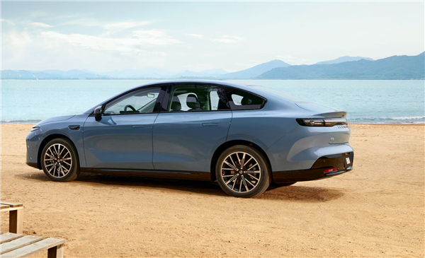 4.77米的纯电轿车只卖8.98万！零跑B01上市72小时锁单破万台