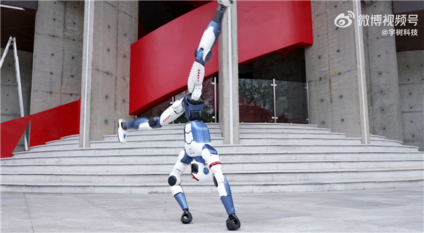 网友质疑机器人跳舞、拳击没用 宇树科技创始人王兴兴回应