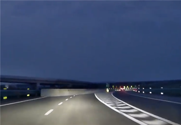 跟着车道走可能瞬间就撞墙 网友吐槽一高速划线标识易导致事故