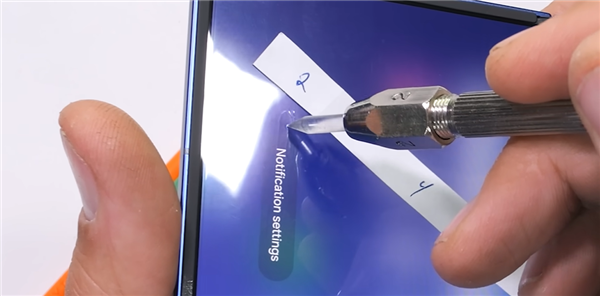 打破折叠屏脆弱魔咒!三星Galaxy Z Fold7通过弯折测试:装甲折叠铰链立大功