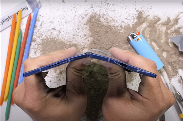 打破折叠屏脆弱魔咒!三星Galaxy Z Fold7通过弯折测试:装甲折叠铰链立大功