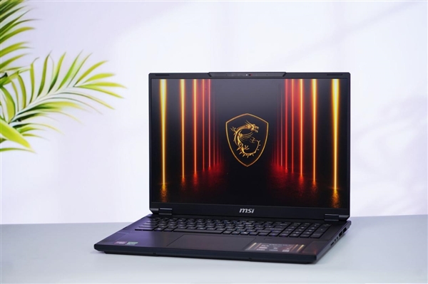 RTX 5090+4K MiniLED屏!微星绝影18 AI+锐龙版2025图赏