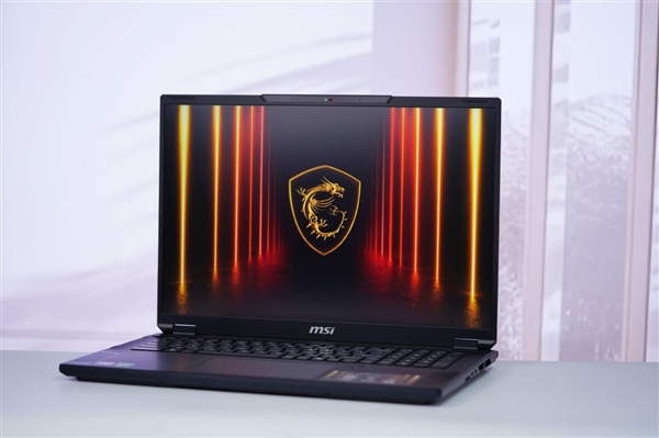 RTX 5090+4K MiniLED屏!微星绝影18 AI+锐龙版2025图赏