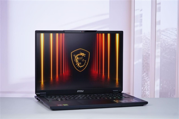 RTX 5090+4K MiniLED屏!微星绝影18 AI+锐龙版2025图赏