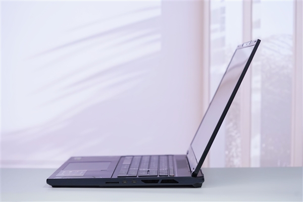 RTX 5090+4K MiniLED屏!微星绝影18 AI+锐龙版2025图赏