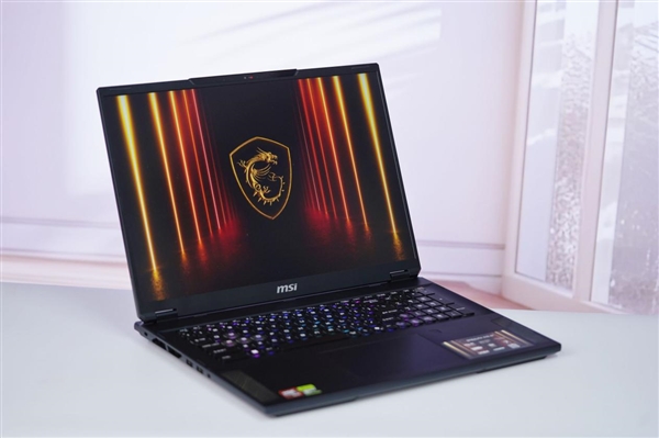 RTX 5090+4K MiniLED屏!微星绝影18 AI+锐龙版2025图赏