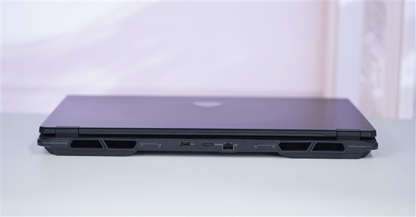 RTX 5090+4K MiniLED屏!微星绝影18 AI+锐龙版2025图赏