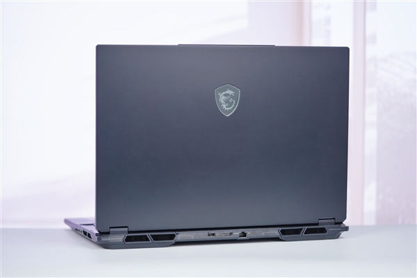 RTX 5090+4K MiniLED屏!微星绝影18 AI+锐龙版2025图赏