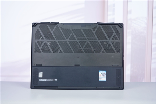 RTX 5090+4K MiniLED屏!微星绝影18 AI+锐龙版2025图赏