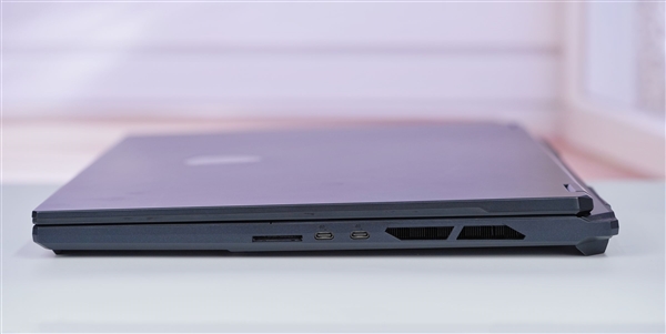 RTX 5090+4K MiniLED屏!微星绝影18 AI+锐龙版2025图赏