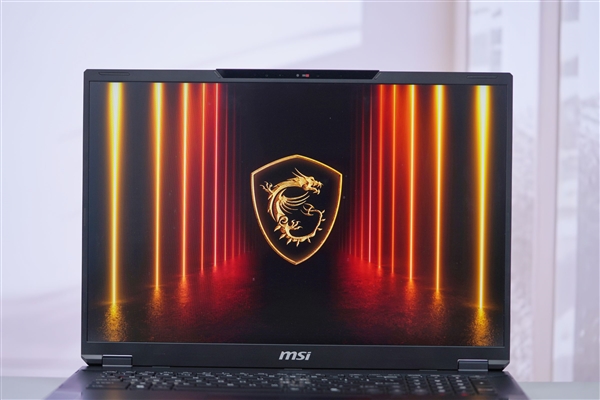 RTX 5090+4K MiniLED屏!微星绝影18 AI+锐龙版2025图赏