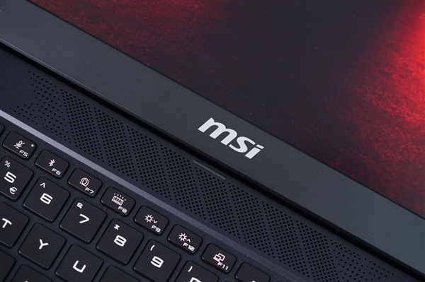 RTX 5090+4K MiniLED屏!微星绝影18 AI+锐龙版2025图赏