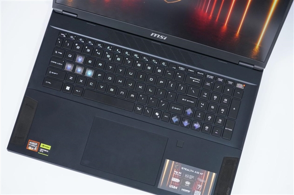 RTX 5090+4K MiniLED屏!微星绝影18 AI+锐龙版2025图赏