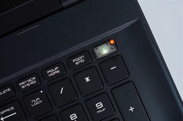 RTX 5090+4K MiniLED屏!微星绝影18 AI+锐龙版2025图赏