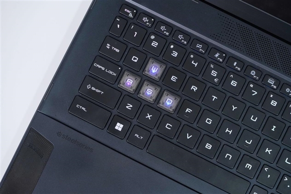 RTX 5090+4K MiniLED屏!微星绝影18 AI+锐龙版2025图赏