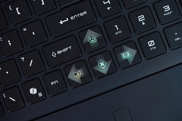 RTX 5090+4K MiniLED屏!微星绝影18 AI+锐龙版2025图赏