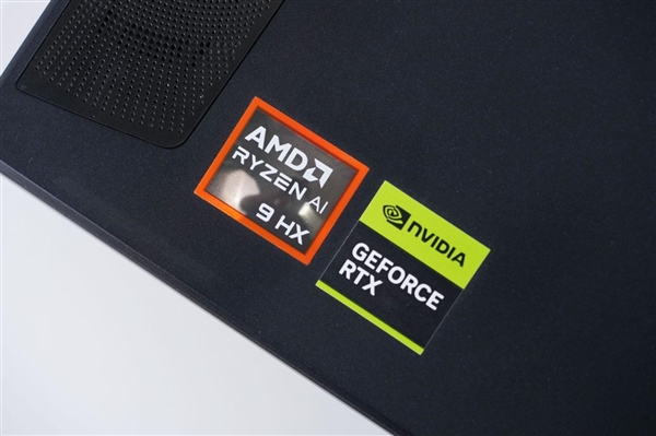 RTX 5090+4K MiniLED屏!微星绝影18 AI+锐龙版2025图赏