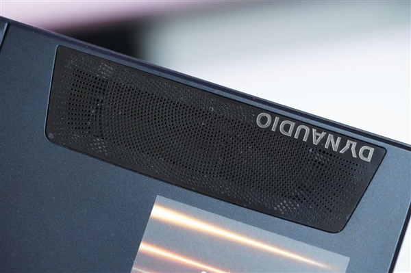 RTX 5090+4K MiniLED屏!微星绝影18 AI+锐龙版2025图赏