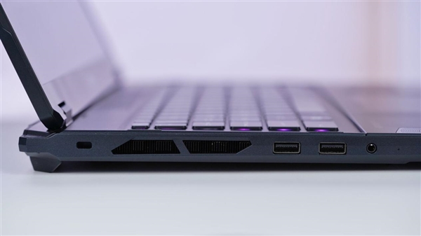 RTX 5090+4K MiniLED屏!微星绝影18 AI+锐龙版2025图赏