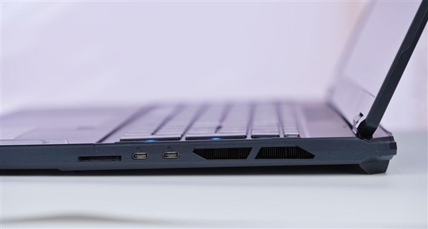 RTX 5090+4K MiniLED屏!微星绝影18 AI+锐龙版2025图赏