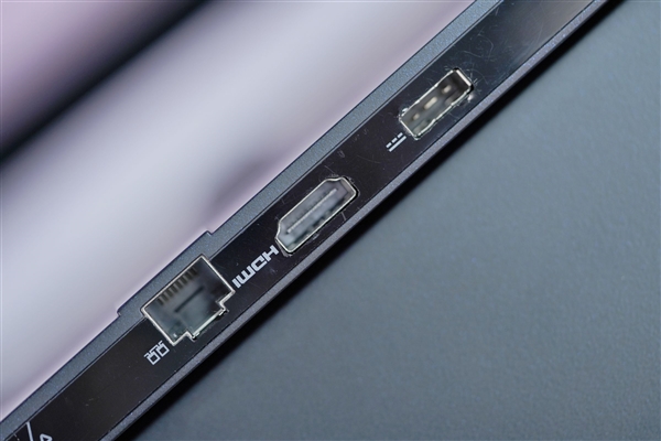 RTX 5090+4K MiniLED屏!微星绝影18 AI+锐龙版2025图赏