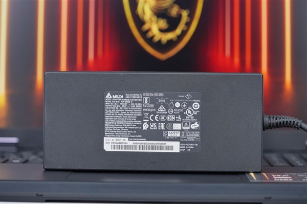 RTX 5090+4K MiniLED屏!微星绝影18 AI+锐龙版2025图赏