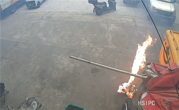 锂电池烧起来有多猛!监控拍下全过程:如同近防炮开火