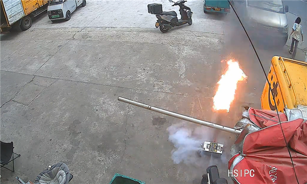 锂电池烧起来有多猛!监控拍下全过程:如同近防炮开火