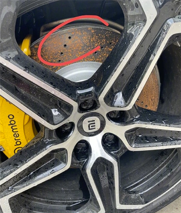 刹车盘生锈不用怕!小米YU7配备主/被动两种除锈功能