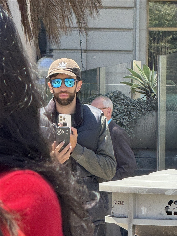 iPhone 17 Pro真机现身街头:外观大曝光