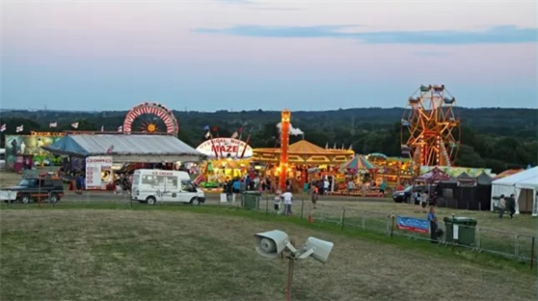 英国18岁少女长发被卷入游乐场设备滚轮:四分之三头皮遭撕脱