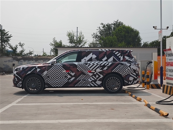 魏牌旗舰全尺寸SUV细节曝光:空悬+后轮转向 掉头丝滑非常