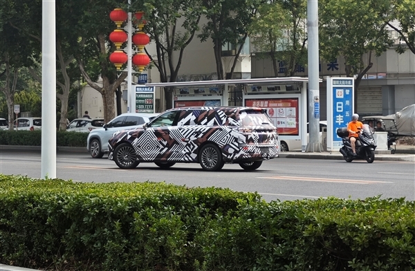 魏牌旗舰全尺寸SUV细节曝光:空悬+后轮转向 掉头丝滑非常