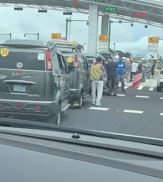 法规明确禁止!网友偶遇几十辆老头乐排长队要上高速