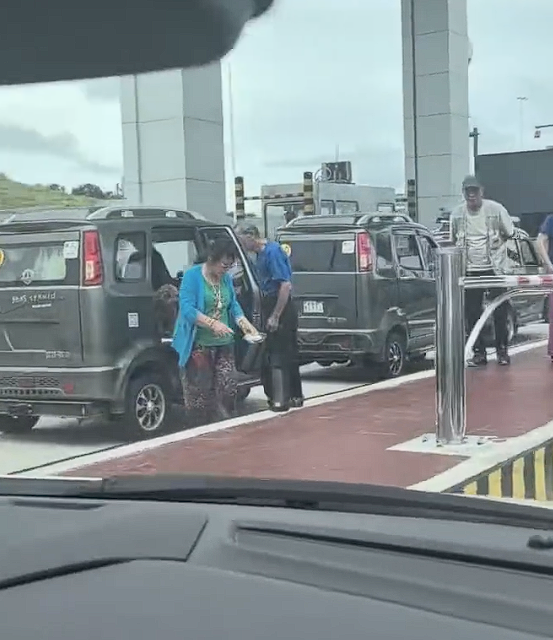 法规明确禁止!网友偶遇几十辆老头乐排长队要上高速