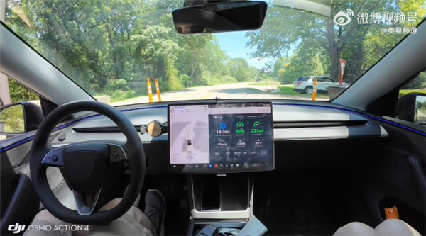 曝特斯拉FSD正学习通过车侧摄像头观察人类:识别到高速交完费后自动驶离