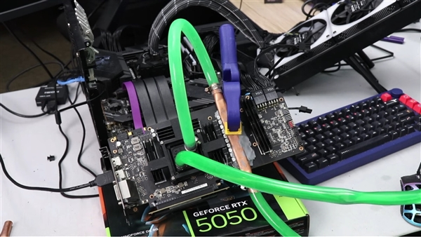 传奇落幕:GTX 1080 Ti定制水冷+超频也不敌RTX 5050!