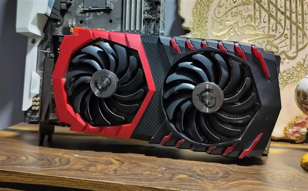 传奇落幕:GTX 1080 Ti定制水冷+超频也不敌RTX 5050!