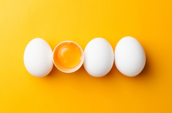 一家三口吃清洗过的鸡蛋后中毒:保存前清洗引发变质