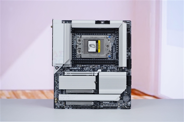 最强桌面CPU座驾!技嘉TRX50 AERO D主板图赏