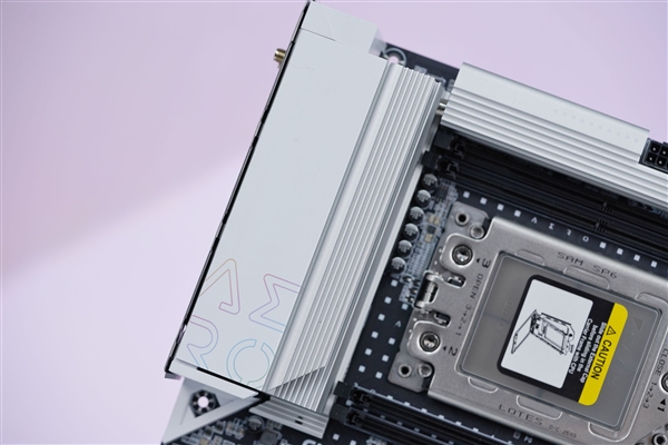 最强桌面CPU座驾!技嘉TRX50 AERO D主板图赏