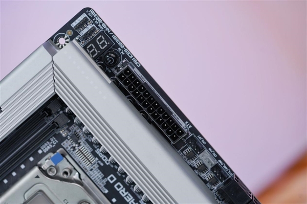 最强桌面CPU座驾!技嘉TRX50 AERO D主板图赏