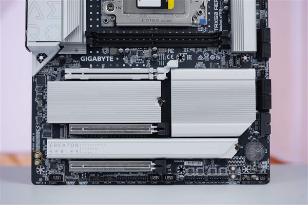 最强桌面CPU座驾!技嘉TRX50 AERO D主板图赏