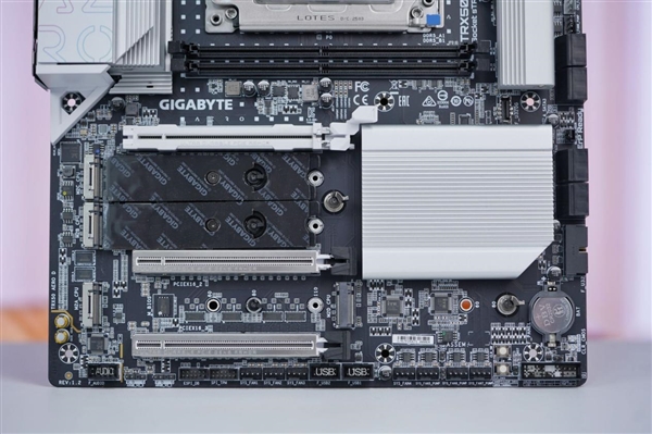 最强桌面CPU座驾!技嘉TRX50 AERO D主板图赏