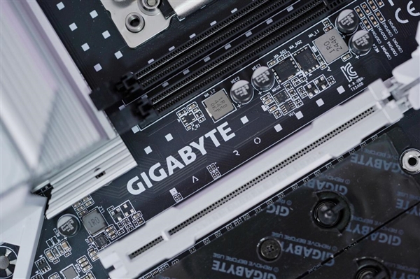 最强桌面CPU座驾!技嘉TRX50 AERO D主板图赏