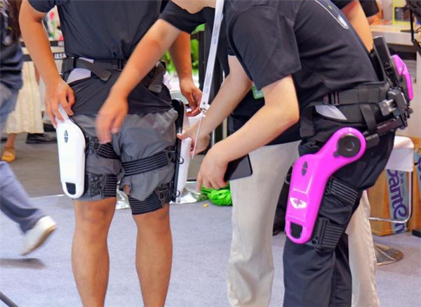 《流浪地球2》同款“机甲”上市!穿戴后轻松爬10楼