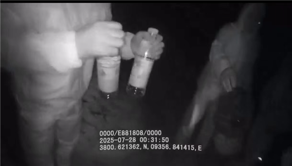 两辆车先后陷入沙坑 4人被困无人区超30小时被找到