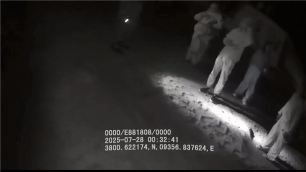 两辆车先后陷入沙坑 4人被困无人区超30小时被找到