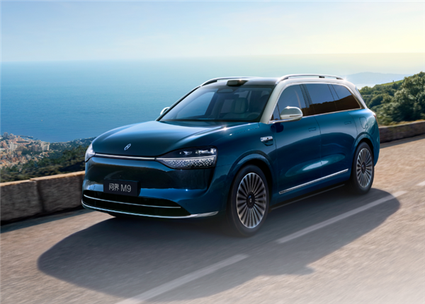 问界M9车主用实战回应懂车帝消失的前车:高速上自动变道躲避工程车